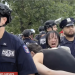 7일 맨해튼 이민법원 앞에서 불법이민자 단속 반대 시위가 발생해 시위대와 뉴욕시경(NYPD)이 충돌하
고 있다. [뉴스네이션 방송 화면 캡처]